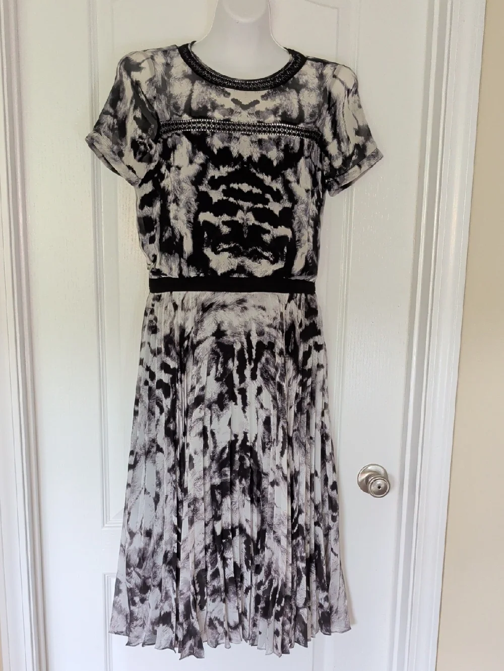 Karen Millen Black and White Printed Short-Sleeve Midi Dress - Picture 2 of 14